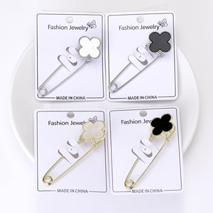 Elegante y Sencillo Broche de Solapa con Flor, Aleación Plateada y Bañada en Oro, Esmalte Blanco y Negro, Trébol de Cuatro Hojas, Tipo Imperdible - Product Image 3