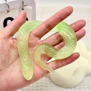 NOUVEAU Jouet Serpent Transparent Effet Glacé, Doux et Moelleux, Anti-stress, Cadeau pour Enfants et Adultes, Jouet Amusant pour le Jeu Aquatique, 12cm 60g, Jouets en Gros - Product Image 3