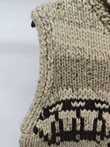 Pull en tricot fabriqué à la main avec col châle motif totem noir audacieux tons naturels rustiques avec poches avant décontracté respirant - Product Image 3