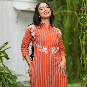 Vestido Camisero Maxi de Algodón y Lino con Rayas Naranjas, Duradero y de Lujo, Casual para Mujer, La Vivente, Manga 3/4, Moderno y Femenino - Product Image 2