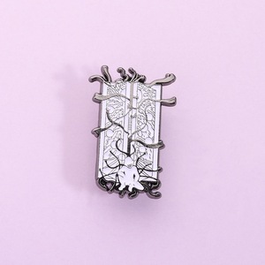 Spilla in metallo smaltato ispirata all'anime Fullmetal Alchemist, accessorio distintivo in metallo ispirato ai cartoni animati giapponesi - Product Image 1
