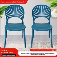 Chaise de salle à manger moderne et minimaliste en plastique avec dossier épaissi ajouré en forme d'éventail pour la maison, les restaurants et l'extérieur