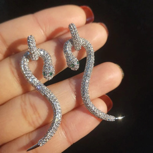 Boucles d'oreilles audacieuses en forme de serpent pour femmes, bijoux fantaisie au design animalier chic - Product Image 2