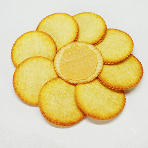 Biscuits ronds fins et croustillants au <span class=keywords><strong>beurre</strong></span> <span class=keywords><strong>de</strong></span> cacahuète, prêts à consommer, <span class=keywords><strong>de</strong></span> haute qualité, 500g, boîte carton, cadeau <span class=keywords><strong>de</strong></span> fêtes, 28% <span class=keywords><strong>de</strong></span> matières grasses - Product Image 1