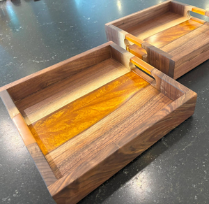 Bandeja de madera y resina de alta calidad hecha a mano con diseño de ola Oceánica para servir alimentos y bebidas a precio mayorista - Product Image 1