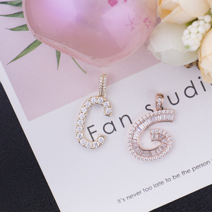 Collar con inicial de oro y diamantes de 10k - Product Image 3