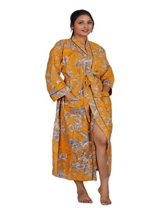 Robe Kimono en Coton Bleu Grande Taille à Motif Floral Jaune, Imprimé Floral Fait Main, Vêtement Décontracté pour la Maison, Disponible en Gros - Product Image 1