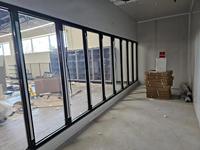 Chambre froide avec porte vitrée, refroidissement par air, plage de température de 2 à 8 degrés pour le stockage de fleurs et de fruits de mer