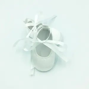 Beyaz katı renk bebek kız ayakkabı saten kurdele vaftiz bebek ayakkabıları