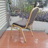 Chaise de banquet d'hôtel en métal empilable de luxe gris foncé