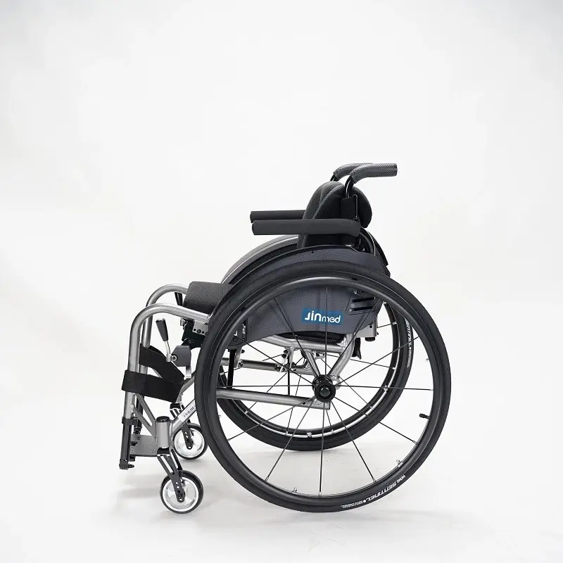 تصميم جديد عالي الجودة خفيف الوزن قابل للطي سبائك الألومنيوم لوازم علاج إعادة التأهيل كرسي متحرك رياضي