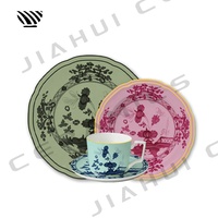 Service de Table en Porcelaine Élégant et Multicolore avec Motifs Floraux et Paysagers Détaillés