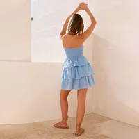 Robe d'été sans bretelles pour femmes en bleu ciel avec fronces et jupe évasée, idéale pour les vacances