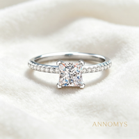 Bague Solitaire Moissanite en Argent Sterling 925 Plaqué Rhodium avec Pavé Princesse sur l'Épaule pour Femme - Vente en Gros