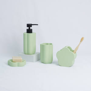 Ensemble d'accessoires de salle de bain quatre pièces en résine de haute qualité, personnalisable, en promotion – Articles de toilette disponibles pour la salle de bain - Product Image 1
