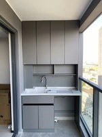 Armoire murale intégrée multifonctionnelle crème minimaliste avec miroir pour le rangement du café et des vêtements