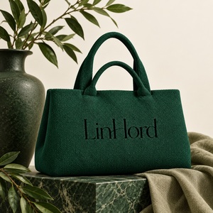 Bolso de punto para compras navideñas y atuendos informales de viaje, con asas largas para el hombro y asas cortas para llevar en la mano. - Product Image 1