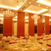 Cloison Murale Métallique Pliante Design Moderne Épaisseur 100mm Absorption Acoustique Haute Efficacité pour Restaurant École Salle de Sport