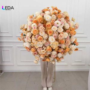 Grande boule de fleurs artificielles LEDA en roses oranges, centre de table fait main, décoration de mariage, arrangement doux, vente en gros - Product Image 1
