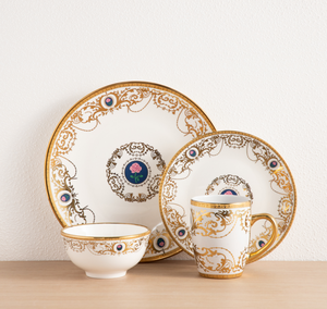 Service de table élégant en porcelaine blanche avec décor doré royal, bordure dorée électroplaquée, imprimé rose, assiettes et tasses pour la cuisine domestique - Product Image 2