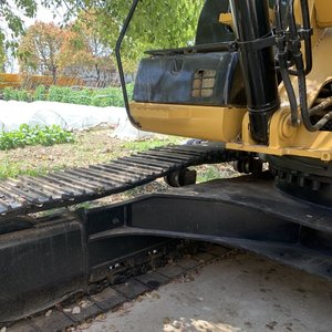Excavatrice sur chenilles hydraulique CAT 330, couleur jaune et noir, avec bras de creusement et chenilles - Product Image 6