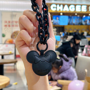 سلسلة مفاتيح فاخرة من الجلد الصناعي باللون الأسود مع شعار شخصي قلادة عيد ميلاد قلادة معدنية مخصصة على شكل دب - Product Image 3