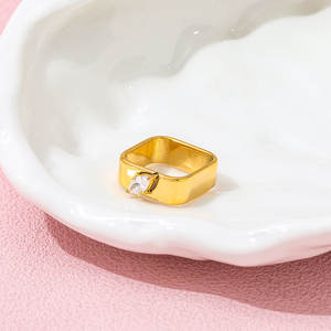 Fenny 18K แหวนเซอร์โคเนียสแตนเลสทรงสี่เหลี่ยมทรงเรขาคณิตกันน้ำชุบทองสำหรับผู้หญิง - Product Image 5