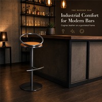 Tabouret de bar industriel avec assise en velours cognac, dossier en anneau métallique, repose-pieds en demi-lune gris anthracite, réglage en hauteur à vérin, pour la maison