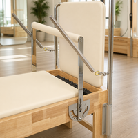 Machine de Pilates Cadillac Reformer portable en chêne sur mesure avec barre de pieds externe, table trapèze complète et boîte pour entraînement corporel en studio