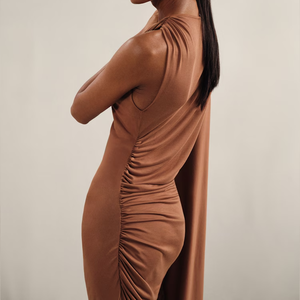 Elegante <span class=keywords><strong>Abito</strong></span> <span class=keywords><strong>Midi</strong></span> Asimmetrico da Donna Color Cammello con Manica a Mantella <span class=keywords><strong>Monospalla</strong></span> e Orlo Arricciato - Product Image 2