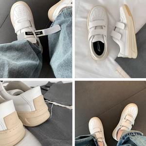 Zapatos blancos deportivos informales con suela gruesa de velcro para mujer - Product Image 4