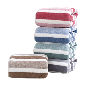Serviette de bain en polaire corail rayée 140x70cm, épaisse, douce, absorbante, sans peluches, pour usage domestique, taille adulte, rectangulaire - Product Image 4