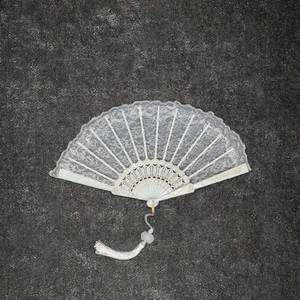 Éventail pliant de poche en dentelle style victorien, art populaire, bambou peint, écologique, logo personnalisé pour mariages et événements professionnels - Product Image 3