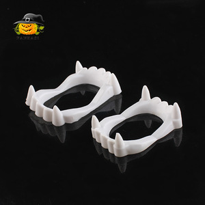 Prótesis Dentales de Vampiro que Brillan en la Oscuridad, de Plástico Blanco, Accesorios para Disfraces de Halloween, 5.5x4 cm - Product Image 1
