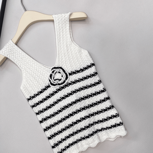 Débardeur en tricot rayé blanc et noir pour femme avec fleur de camélia, col en V, sans manches, décontracté - Product Image 6