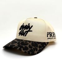 Gorra de Sarga de Algodón Bicolor al por Mayor con Parte Superior Lisa, Borde con Puntos, Bordado Frontal en Relieve y Logotipo Estampado Lateral