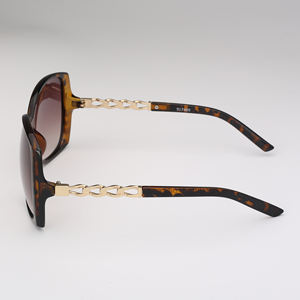 Lunettes de soleil carrées pour femmes OEM avec protection UV400, options de couleur Pantone pour les activités de plein air - Nouveauté - Product Image 3