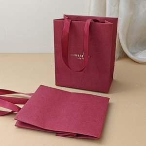 Sac en papier blanc de luxe sur mesure de grande taille avec poignées en coton et accessoires en ruban pour bouquet de fleurs - Product Image 5