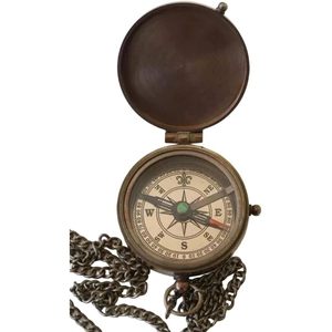 Brújula de Bolsillo de Latón ALFA NAUTICAL de 2 Pulgadas con Acabado Antiguo y Cadena, Portátil para Senderismo y Uso al Aire Libre - Product Image 2