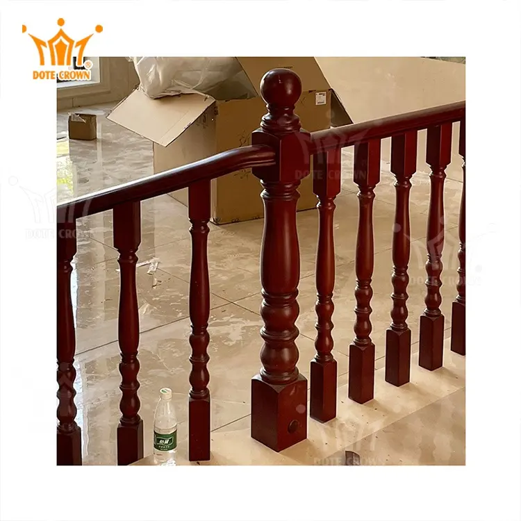 Colonna quadrata decorativa della scala di legno della ringhiera della scala del balcone di legno su ordinazione dell'interno di alta qualità