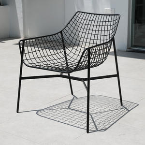 Ensemble de salle à manger d'extérieur moderne table ronde en treillis noir et chaises rembourrées pour <span class=keywords><strong>patio</strong></span>, jardin et balcon meubles en métal durables - Product Image 4