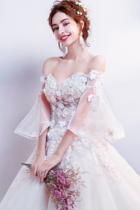 Nuovo Abito da Sposa Champagne con Scollatura a Cuore, Pizzo Floreale e Maniche a Sbuffo Lunghe - Product Image 6