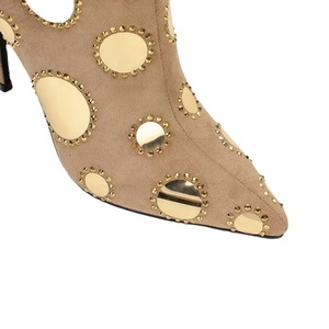 Bottes hautes en daim doré à clous miroir personnalisées OEM ODM pour femmes, à bout pointu et talon aiguille, style western pour l'été et l'hiver - Product Image 4