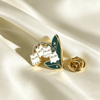 Épinglette personnalisée en émail dur motif Muguet, finition lisse, logo sur mesure, en métal
