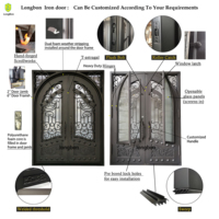 Porte double en fer forgé cintrée avec des motifs festonnés ornés rehausse l'entrée de la maison de luxe, alliant un design intemporel pour les extérieurs