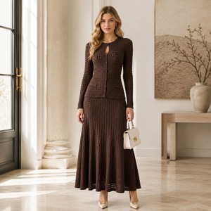 Robe longue Vernalux 2026 chic et élégante en maille fil doré, col en V, coupe trapèze, en satin, inspirée d'un cardigan, avec boutons et faux rabat, taille naturelle - Product Image 4