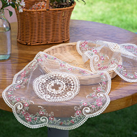 Napperon rond en dentelle brodée florale vintage, motif maille ajourée, broderie de fleurs rouges, dentelle blanche pour la décoration de la maison