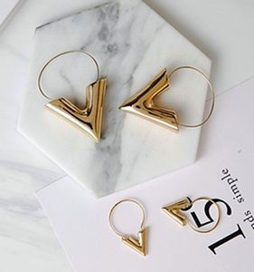 Boucles d'oreilles tendance en promotion, style simple en métal, en forme de lettre V, pour femme, idéal comme cadeau - Product Image 4