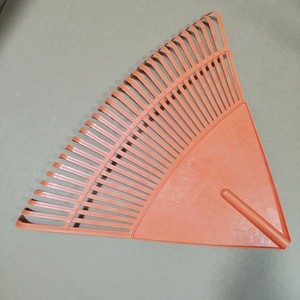 Râteau de jardin en plastique et bois pour feuilles et herbe, avec tête en bois et largeur totale de 43 cm - Product Image 6