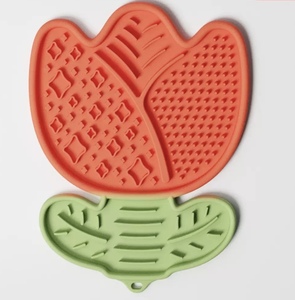 Nuovo Dispenser di Cibo a Forma di Fiore Primaverile, Tappetino Lick Mat per Animali Domestici per Yogurt, Cura e Calma - Product Image 4